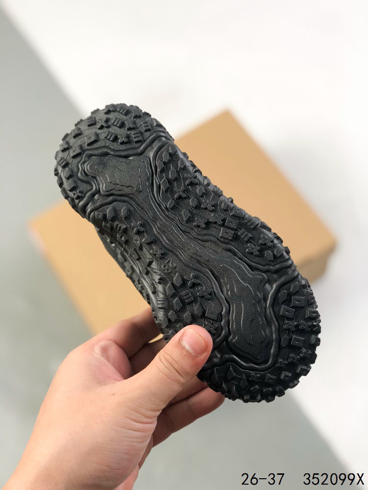 💰110
萌娃童鞋!UGG 品牌的起源可以追溯到澳大利亚,一战时期,澳大利亚飞行员用两块羊皮包裹成鞋子穿在脚上御寒,这种设计后来逐渐在澳洲流行开来。品牌正式创立于 1978 年,由澳大利亚冲浪员 Brian Smith 带到美国加利福尼亚并推广。以其标志性的羊毛靴而闻名于世,已成为冬季时尚与舒适的代名词。它们不仅继承了 UGG 品牌的经典元素,更在细节上进行了创新。
尺码:如图
ID:352099X