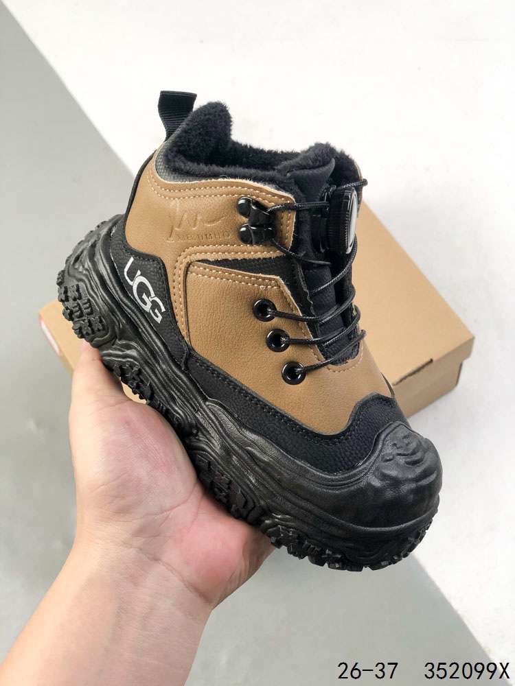 💰120
萌娃童鞋!UGG 品牌的起源可以追溯到澳大利亚,一战时期,澳大利亚飞行员用两块羊皮包裹成鞋子穿在脚上御寒,这种设计后来逐渐在澳洲流行开来。品牌正式创立于 1978 年,由澳大利亚冲浪员 Brian Smith 带到美国加利福尼亚并推广。以其标志性的羊毛靴而闻名于世,已成为冬季时尚与舒适的代名词。它们不仅继承了 UGG 品牌的经典元素,更在细节上进行了创新。
尺码:如图
ID:352099X