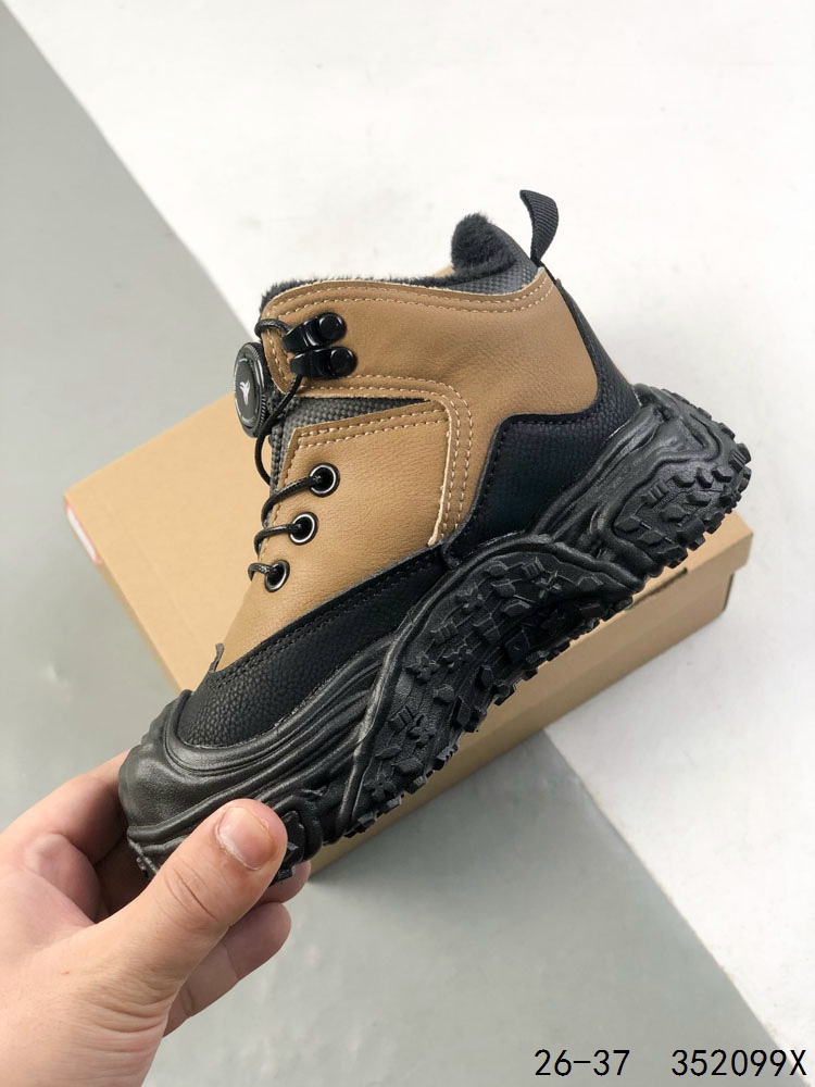 💰110
萌娃童鞋!UGG 品牌的起源可以追溯到澳大利亚,一战时期,澳大利亚飞行员用两块羊皮包裹成鞋子穿在脚上御寒,这种设计后来逐渐在澳洲流行开来。品牌正式创立于 1978 年,由澳大利亚冲浪员 Brian Smith 带到美国加利福尼亚并推广。以其标志性的羊毛靴而闻名于世,已成为冬季时尚与舒适的代名词。它们不仅继承了 UGG 品牌的经典元素,更在细节上进行了创新。
尺码:如图
ID:352099X