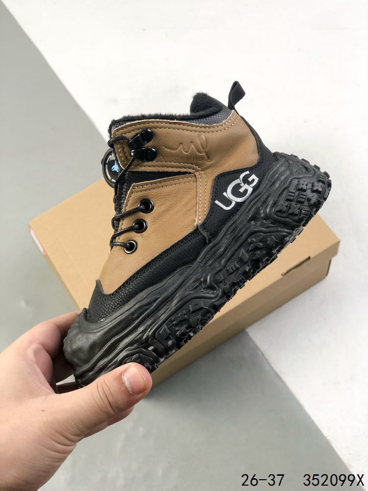 💰110
萌娃童鞋!UGG 品牌的起源可以追溯到澳大利亚,一战时期,澳大利亚飞行员用两块羊皮包裹成鞋子穿在脚上御寒,这种设计后来逐渐在澳洲流行开来。品牌正式创立于 1978 年,由澳大利亚冲浪员 Brian Smith 带到美国加利福尼亚并推广。以其标志性的羊毛靴而闻名于世,已成为冬季时尚与舒适的代名词。它们不仅继承了 UGG 品牌的经典元素,更在细节上进行了创新。
尺码:如图
ID:352099X