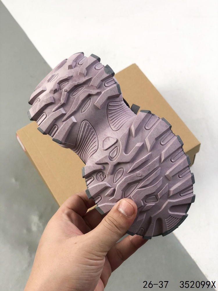 💰110
萌娃童鞋!UGG 品牌的起源可以追溯到澳大利亚,一战时期,澳大利亚飞行员用两块羊皮包裹成鞋子穿在脚上御寒,这种设计后来逐渐在澳洲流行开来。品牌正式创立于 1978 年,由澳大利亚冲浪员 Brian Smith 带到美国加利福尼亚并推广。以其标志性的羊毛靴而闻名于世,已成为冬季时尚与舒适的代名词。它们不仅继承了 UGG 品牌的经典元素,更在细节上进行了创新。
尺码:如图
ID:352099X