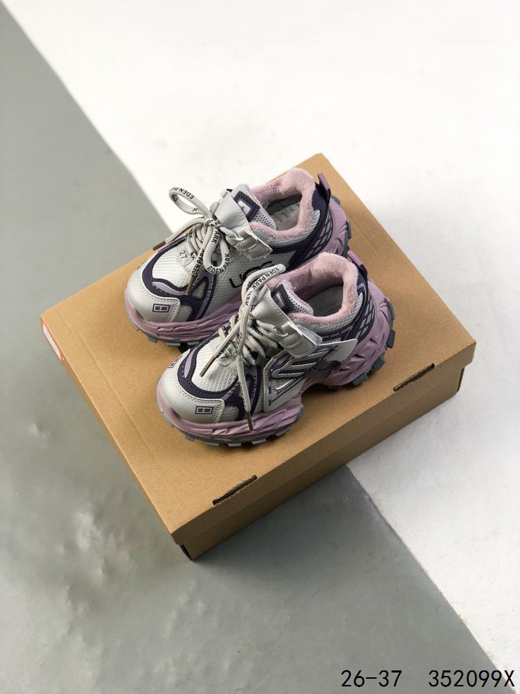 💰110
萌娃童鞋!UGG 品牌的起源可以追溯到澳大利亚,一战时期,澳大利亚飞行员用两块羊皮包裹成鞋子穿在脚上御寒,这种设计后来逐渐在澳洲流行开来。品牌正式创立于 1978 年,由澳大利亚冲浪员 Brian Smith 带到美国加利福尼亚并推广。以其标志性的羊毛靴而闻名于世,已成为冬季时尚与舒适的代名词。它们不仅继承了 UGG 品牌的经典元素,更在细节上进行了创新。
尺码:如图
ID:352099X