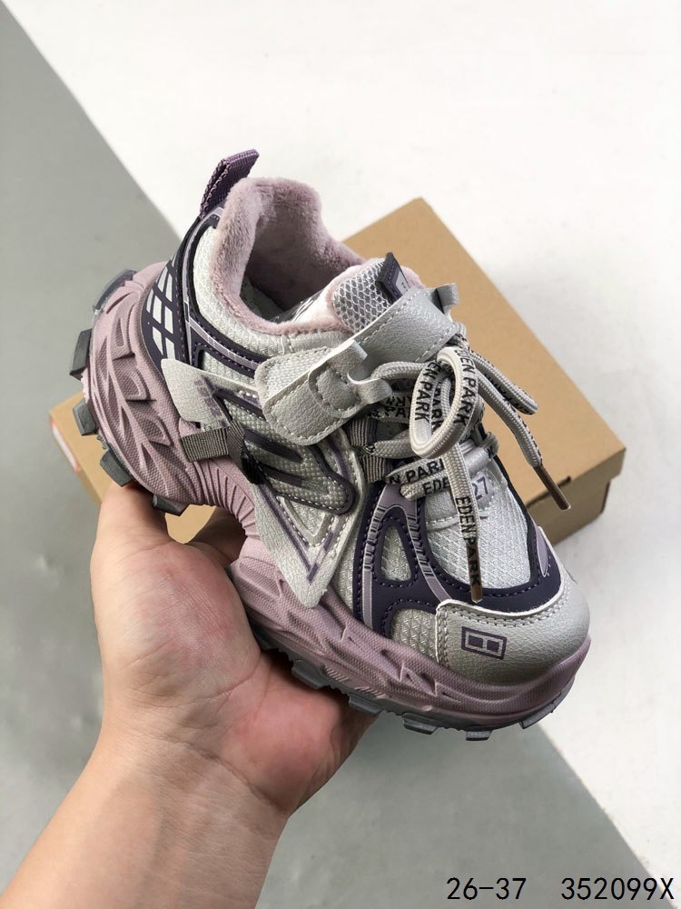 💰120
萌娃童鞋!UGG 品牌的起源可以追溯到澳大利亚,一战时期,澳大利亚飞行员用两块羊皮包裹成鞋子穿在脚上御寒,这种设计后来逐渐在澳洲流行开来。品牌正式创立于 1978 年,由澳大利亚冲浪员 Brian Smith 带到美国加利福尼亚并推广。以其标志性的羊毛靴而闻名于世,已成为冬季时尚与舒适的代名词。它们不仅继承了 UGG 品牌的经典元素,更在细节上进行了创新。
尺码:如图
ID:352099X