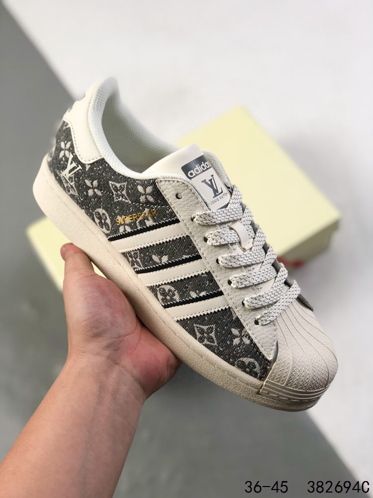 💰150
真标带半码！
阿迪达斯/Adidas Superstar 三叶草 联名 贝壳头系列经典休闲运动板鞋。
ID:382694C