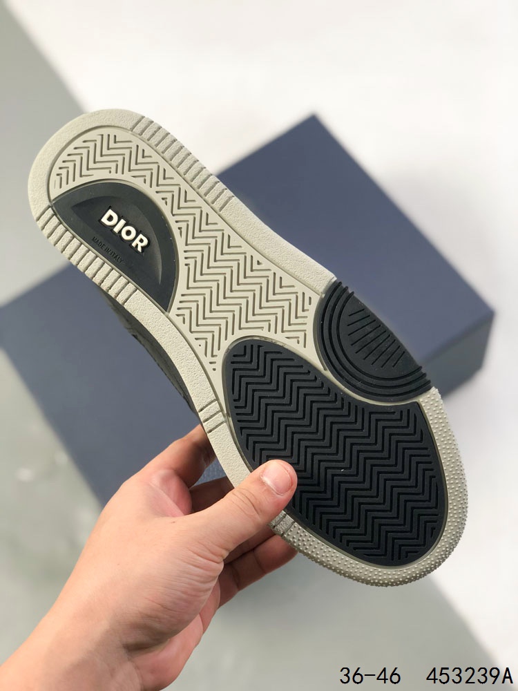 💰170
公司级!Dior迪奥新款B27运动板鞋 迪奥出了一精款致中带着一不点羁,不羁中带着一些浪流诗人的觉感的“小AJ”,这款B27运动鞋,延续了Di专属经的典Oblique印花,采用光滑牛革皮制作,独特嵌的入设计与缝线艺术,打造出独运心匠的立体风格,而也且在AJ的感觉上华升了迪奥自己风的格,迪经奥典logo印花,大面积纯的色,显得洁简帅气,整低体调,细节张的扬感觉。
ID:453239A