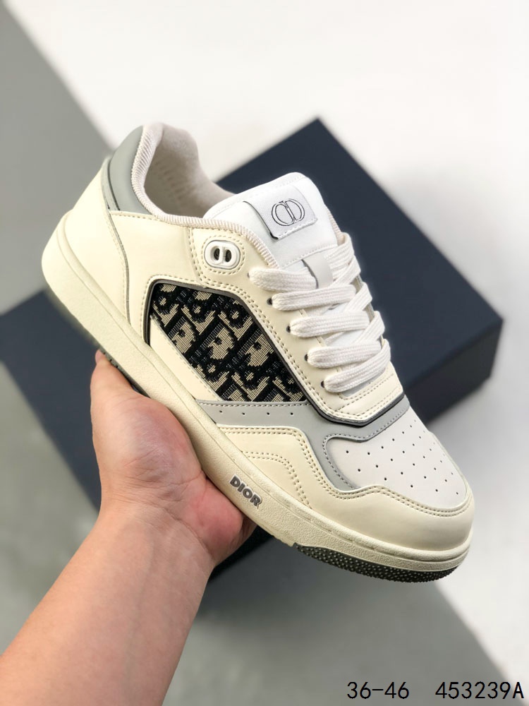 💰180
公司级！Dior迪奥新款B27运动板鞋 迪奥出了一精款致中带着一不点羁，不羁中带着一些浪流诗人的觉感的“小AJ”，这款B27运动鞋，延续了Di专属经的典Oblique印花，采用光滑牛革皮制作，独特嵌的入设计与缝线艺术，打造出独运心匠的立体风格，而也且在AJ的感觉上华升了迪奥自己风的格，迪经奥典logo印花，大面积纯的色，显得洁简帅气，整低体调，细节张的扬感觉。
ID：453239A