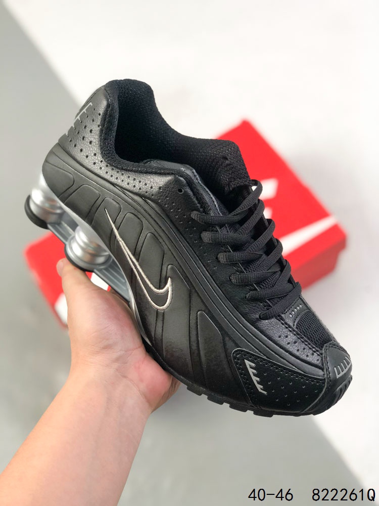 🈴️💰130
耐克 Nike Shox R4 科技感运动鞋。金属质感鞋面 + 超大圆柱气垫球鞋！Nike Shox R4上脚超炫酷Nike Shox R4十年经典鞋款，复古与现代的完美融合，款结合了现代设计与复古元素的运动鞋，真的是让人眼前一亮！它不仅拥有现代设计的时尚感，还融入了复古元素，简直是时尚与经典的完美结合。🔧 采用Shox技术，由支撑性圆柱体组成的缓震系统，为你的双脚提供出色的缓冲效果。穿上它，仿佛置身于太空服和宇航装备的环绕之中，线条流畅，激光穿孔设计，仿佛随时都能以助推前进的姿态带你飞向未来。
尺码:  如图
ID：822261Q