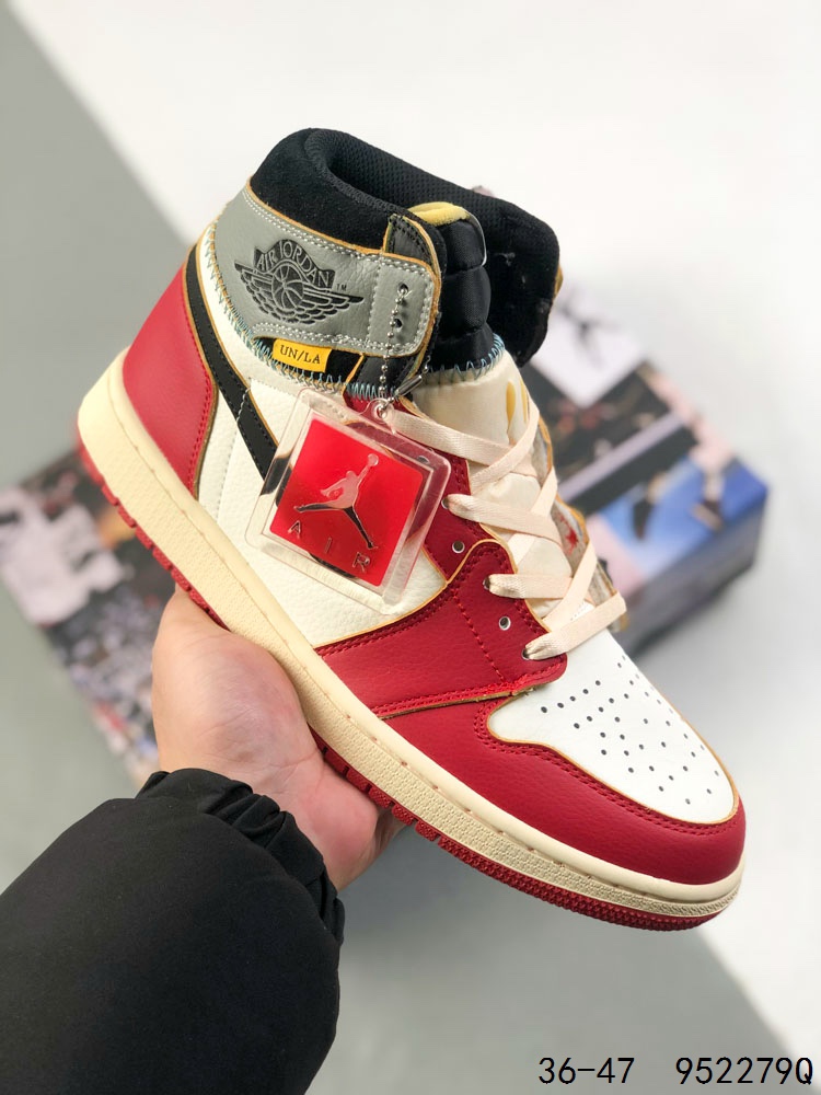 💰130
乔丹Air Jordan 1 Low AJ1 WH 乔1 高帮复古文化休闲运动篮球鞋。凭借出色的性能和吸睛的外观， Air Jordan直是风球场和街头的时尚标杆。Air Jordan 1 从1985年面世的元年款汲取设计灵感，采用简洁大方的经典外观，熟悉中带一抹新颖。
ID：952279Q