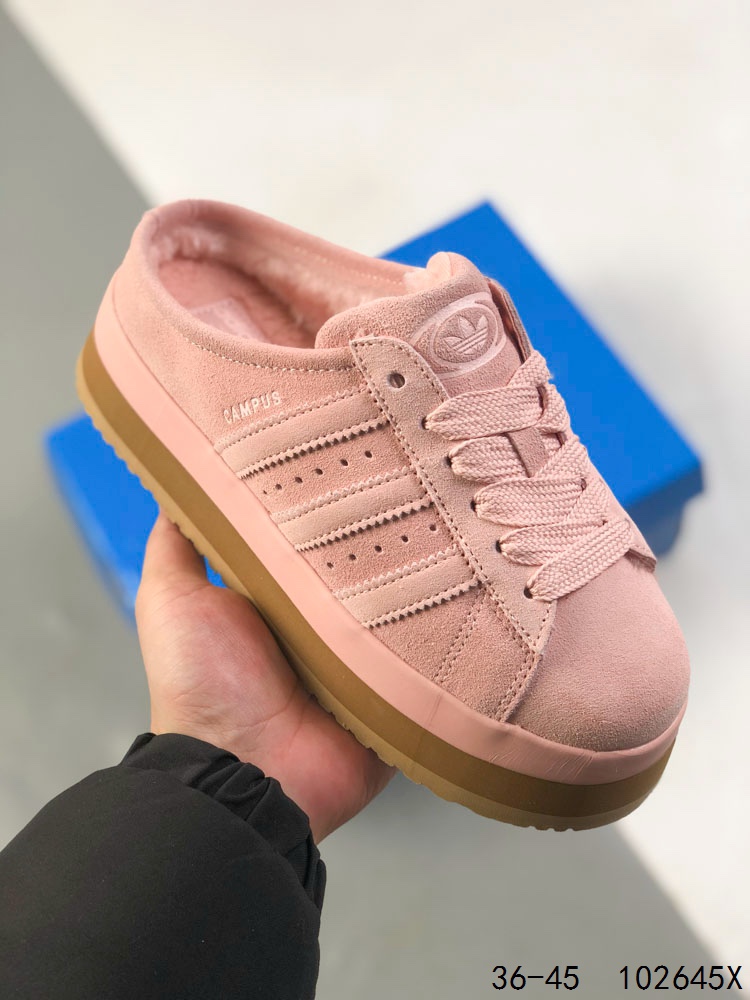 公司级✅Adidas Originals Campus 00S WTR LO系列 阿迪达斯 面包风时尚潮流包头拖鞋 保有原型设计中经典的三叶草LOGO及三条纹设计的同时 放大了整体鞋身 鞋带和三条纹比例 同时鞋身填充棉部分用料扎实 较为厚重 这也使得鞋舌部分不会轻易移位或弯折 同时鞋面切割与走线部分处理十分精细 皮面拼接部分边缘切割也十分整洁 保证了个性化设计的同时做工细致 货号:JR3733 ID:102645X