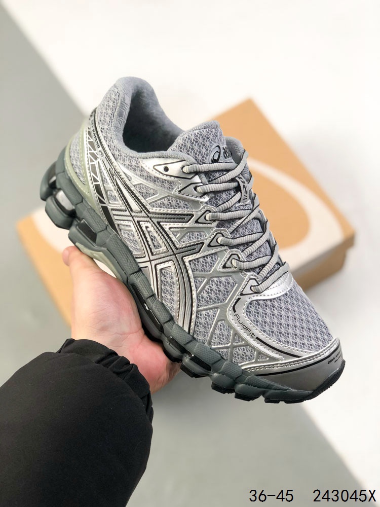 🈴️💰170
2025 开年不久,持续打造「爆款」的 ASICS亚瑟士再度深挖自己的历史档案库,宣布旗下经典之作 GEL-KAYANO 20 首次重磅回归。
作为 2010 年代初至中期鞋面无缝化设计热潮下的典型代表,此次回归的 GEL-KAYANO 20 在保留原档案鞋型取自建筑美学的设计语言的同时,又延续了其优异的缓震性能。
极具视觉张力的色彩组合碰撞搭配金属质感细节,辅以整体的流线型造型,勾勒出独特的机能美学
ID:243045X