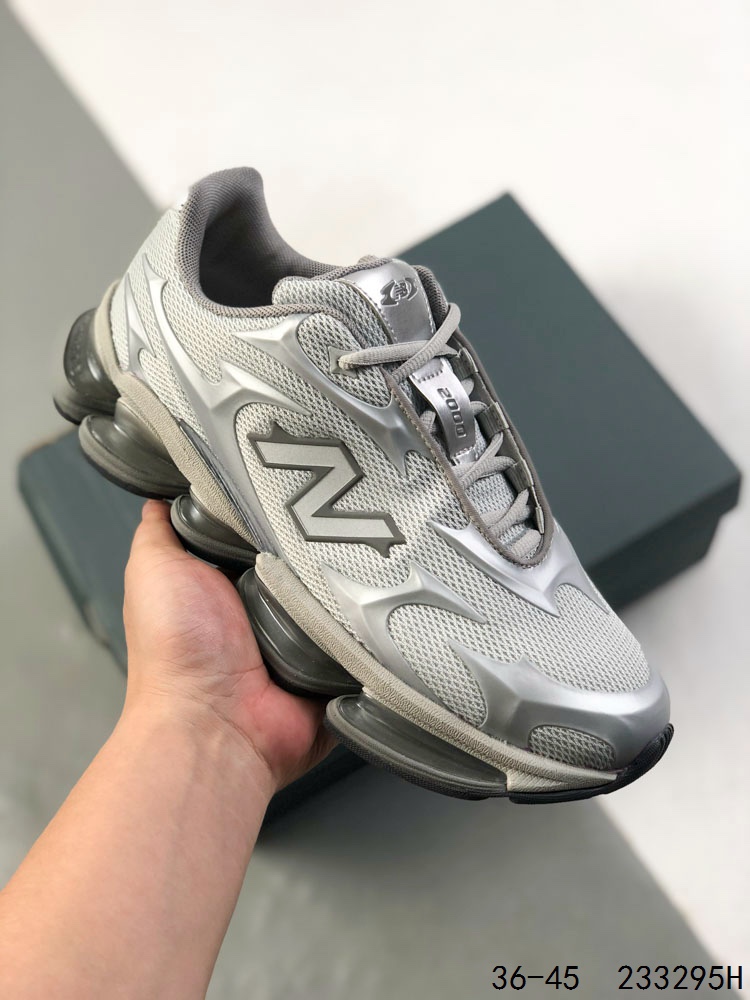 🈴️ 💰180
【公司级】New Balance 新鞋型!新百伦NEW BALANCE NB2000系列复古潮流网眼透气跑鞋2000年代风格轻便耐磨厚底增高 气垫缓震运动老爹鞋,这双New Balance 2000 依然是融合了新旧元素的跑鞋造型,命名为 2000,或许是它的设计理念有着 Y2K 的血统。最大的亮点,在于这双鞋的中底。中底造型太抓眼球了,五个 ABZORB 单元!带来极具辨识度和冲击力的视觉效果,让这双鞋在外观和脚感方面都颇具吸引力。鞋面会比以往 New Balance 更扁平化,配合夸张的中底,看上去很有未来感。并且鞋头的线条看上去十分流畅,对于 New Balance 粉丝来说,一定会觉得很新颖。
货号:U2000EA
尺码:如图
ID:233295H