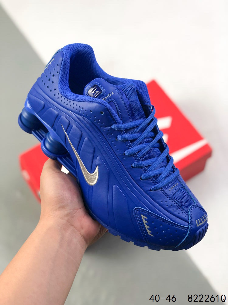 🈴️💰130
耐克 Nike Shox R4 科技感运动鞋。金属质感鞋面 + 超大圆柱气垫球鞋！Nike Shox R4上脚超炫酷Nike Shox R4十年经典鞋款，复古与现代的完美融合，款结合了现代设计与复古元素的运动鞋，真的是让人眼前一亮！它不仅拥有现代设计的时尚感，还融入了复古元素，简直是时尚与经典的完美结合。🔧 采用Shox技术，由支撑性圆柱体组成的缓震系统，为你的双脚提供出色的缓冲效果。穿上它，仿佛置身于太空服和宇航装备的环绕之中，线条流畅，激光穿孔设计，仿佛随时都能以助推前进的姿态带你飞向未来。
尺码:  如图
ID：822261Q