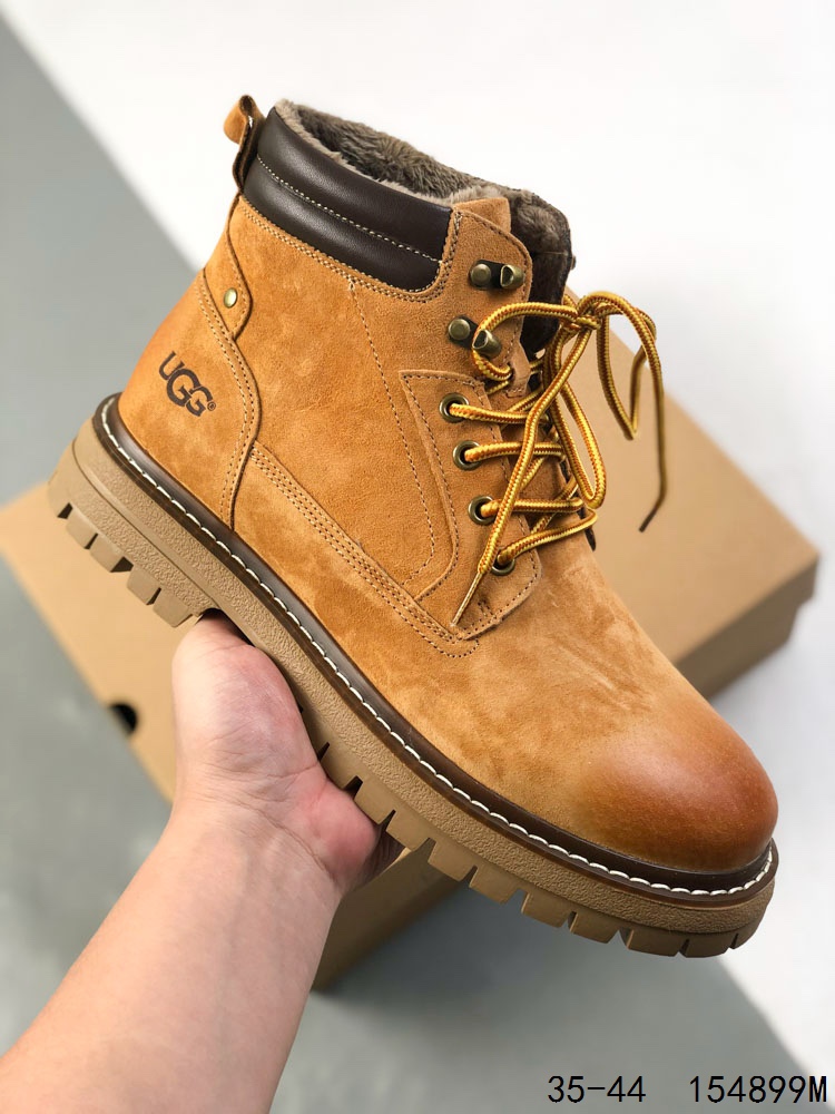 💰260
UGG 品牌的起源可以追溯到澳大利亚,一战时期,澳大利亚飞行员用两块羊皮包裹成鞋子穿在脚上御寒,这种设计后来逐渐在澳洲流行开来。品牌正式创立于 1978 年,由澳大利亚冲浪员 Brian Smith 带到美国加利福尼亚并推广。以其标志性的羊毛靴而闻名于世,已成为冬季时尚与舒适的代名词。它们不仅继承了 UGG 品牌的经典元素,更在细节上进行了创新。
ID:154899M