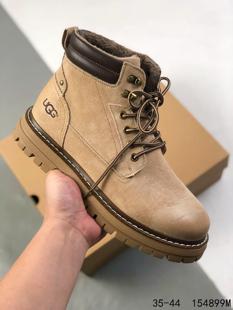 🈴️ 💰260
UGG 品牌的起源可以追溯到澳大利亚,一战时期,澳大利亚飞行员用两块羊皮包裹成鞋子穿在脚上御寒,这种设计后来逐渐在澳洲流行开来。品牌正式创立于 1978 年,由澳大利亚冲浪员 Brian Smith 带到美国加利福尼亚并推广。以其标志性的羊毛靴而闻名于世,已成为冬季时尚与舒适的代名词。它们不仅继承了 UGG 品牌的经典元素,更在细节上进行了创新。
ID:154899M