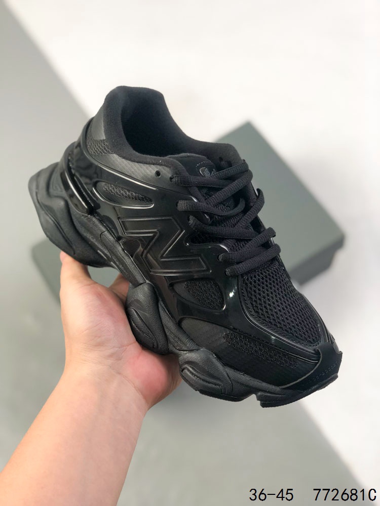 💰150
真标带半码！
新百伦 Joe Freshgoods x New Balance NB9060 复古休闲运动慢跑鞋 #鞋款灵感源自设计师本人对夏日的怀日回忆。鞋面大身由空间双格及磨砂鞋面拼接而生，配以柔和、温暖的粉橘色调，夏日氛围拉满
#采用大面积网眼以及麂皮材质覆盖鞋身，还原经典气质。搭载ABZORB避震科技，由泡沫聚酯制成，上脚可以有效减少由鞋底反弹对身体及双腿的冲击力
尺码：如图
ID：772681C