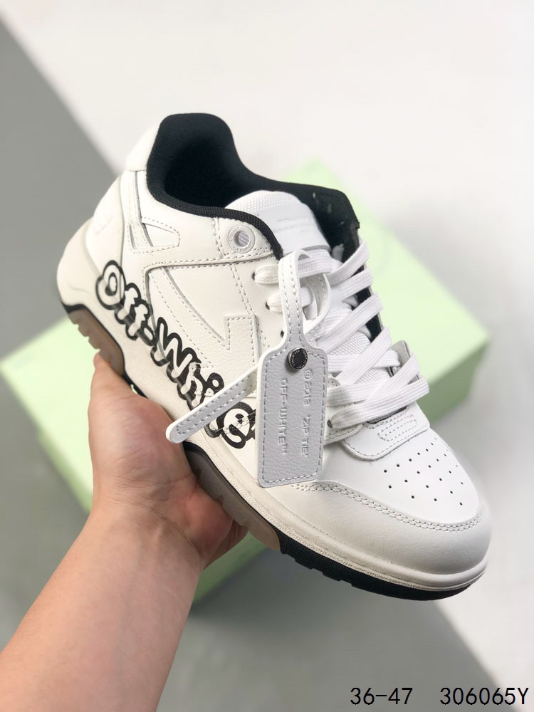🈴️💰320
公司级✅当红美潮,设计师独立品牌Off-White™ c/o Virgil Abloh Out Of Office Low-top Leather OW联名 箭头OFF-White 重磅联名 Sneakers"OOO"复古百搭休闲运动板鞋 原楦型开发纸版#采用粒面头层小牛皮饰片#超软PU鞋垫+拼接去臭网布材质#全新开发橡胶耐磨鞋底低帮"Out of office"运动鞋，侧面为对角箭头图案，鞋跟处为Off-White™徽标，橡胶鞋底，白色系带鞋绳。Virgil Abloh——Off-White品牌创始人兼创意总监希望呈现一款既兼具二十世纪80年代与90年代的美感、又适宜日常穿着的网球鞋。于是“OUT OF OFFICE”运动鞋诞生了：低帮线条廓形，将街头的闲适、篮球的轻捷与跑步的力量绝妙融合。这款运动鞋拥有色彩鲜明的外底，半透明凝胶镶边，经典镂空鞋头与鞋面设计，螺纹针织鞋跟饰有徽标图案尺码：36-47 
ID：306065Y