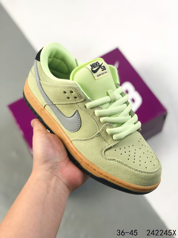 🈴️ 💰130
真标带半码！
耐克Nike SB Dunk Low 复古低帮休闲运动滑板板鞋。采用脚感柔软舒适ZoomAir气垫，有效吸收滑板等极限运动在落地时带来的冲击力，为街头运动者们提供更好的保护
ID：242245X