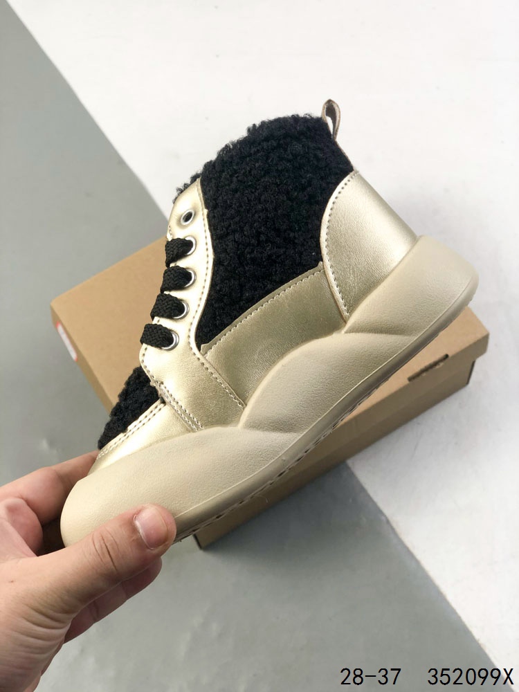 💰110
萌娃童鞋!UGG 品牌的起源可以追溯到澳大利亚,一战时期,澳大利亚飞行员用两块羊皮包裹成鞋子穿在脚上御寒,这种设计后来逐渐在澳洲流行开来。品牌正式创立于 1978 年,由澳大利亚冲浪员 Brian Smith 带到美国加利福尼亚并推广。以其标志性的羊毛靴而闻名于世,已成为冬季时尚与舒适的代名词。它们不仅继承了 UGG 品牌的经典元素,更在细节上进行了创新。
尺码:如图
ID:352099X