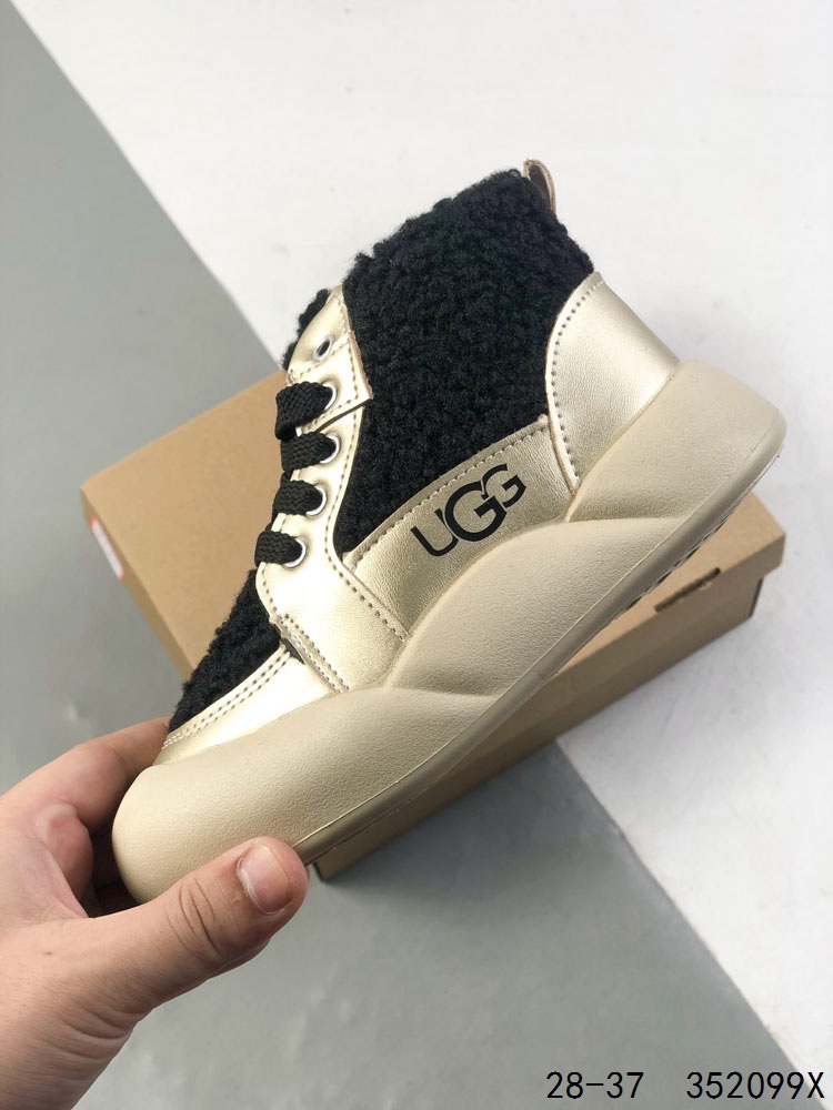 💰110
萌娃童鞋!UGG 品牌的起源可以追溯到澳大利亚,一战时期,澳大利亚飞行员用两块羊皮包裹成鞋子穿在脚上御寒,这种设计后来逐渐在澳洲流行开来。品牌正式创立于 1978 年,由澳大利亚冲浪员 Brian Smith 带到美国加利福尼亚并推广。以其标志性的羊毛靴而闻名于世,已成为冬季时尚与舒适的代名词。它们不仅继承了 UGG 品牌的经典元素,更在细节上进行了创新。
尺码:如图
ID:352099X