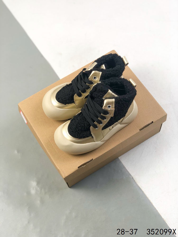 💰110
萌娃童鞋!UGG 品牌的起源可以追溯到澳大利亚,一战时期,澳大利亚飞行员用两块羊皮包裹成鞋子穿在脚上御寒,这种设计后来逐渐在澳洲流行开来。品牌正式创立于 1978 年,由澳大利亚冲浪员 Brian Smith 带到美国加利福尼亚并推广。以其标志性的羊毛靴而闻名于世,已成为冬季时尚与舒适的代名词。它们不仅继承了 UGG 品牌的经典元素,更在细节上进行了创新。
尺码:如图
ID:352099X