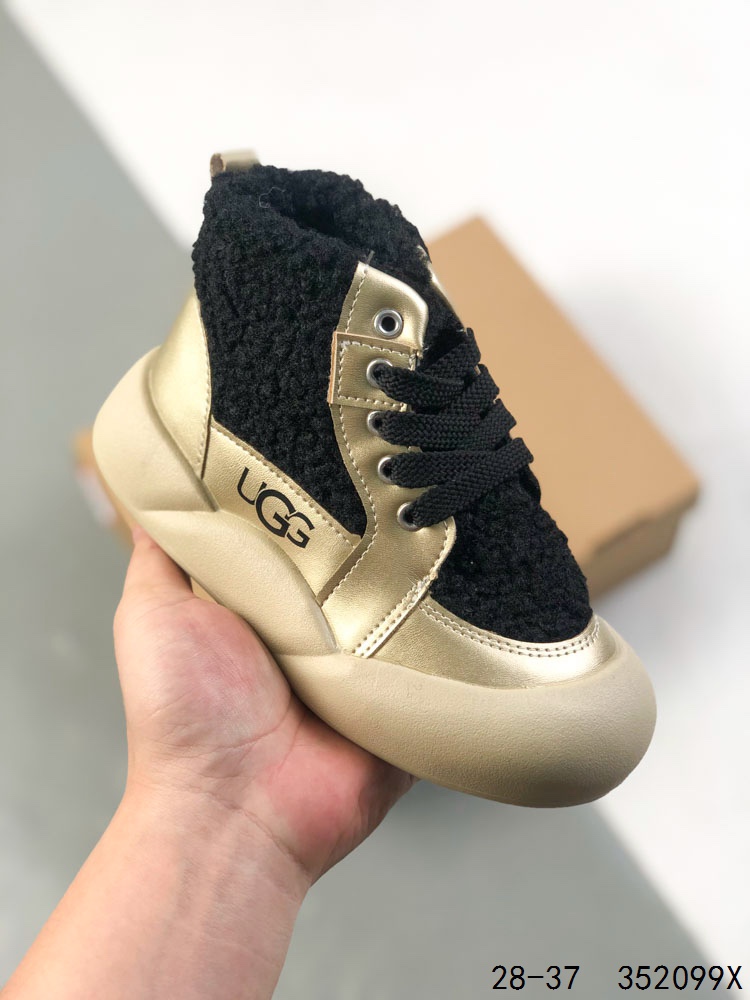 💰110
萌娃童鞋!UGG 品牌的起源可以追溯到澳大利亚,一战时期,澳大利亚飞行员用两块羊皮包裹成鞋子穿在脚上御寒,这种设计后来逐渐在澳洲流行开来。品牌正式创立于 1978 年,由澳大利亚冲浪员 Brian Smith 带到美国加利福尼亚并推广。以其标志性的羊毛靴而闻名于世,已成为冬季时尚与舒适的代名词。它们不仅继承了 UGG 品牌的经典元素,更在细节上进行了创新。
尺码:如图
ID:352099X