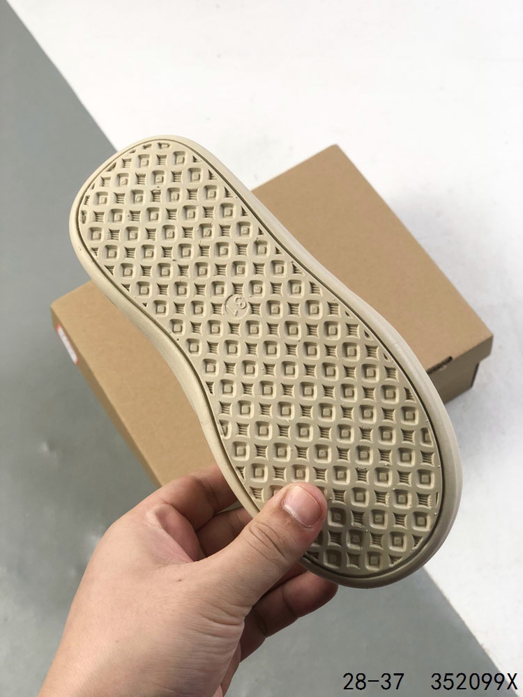 💰110
萌娃童鞋!UGG 品牌的起源可以追溯到澳大利亚,一战时期,澳大利亚飞行员用两块羊皮包裹成鞋子穿在脚上御寒,这种设计后来逐渐在澳洲流行开来。品牌正式创立于 1978 年,由澳大利亚冲浪员 Brian Smith 带到美国加利福尼亚并推广。以其标志性的羊毛靴而闻名于世,已成为冬季时尚与舒适的代名词。它们不仅继承了 UGG 品牌的经典元素,更在细节上进行了创新。
尺码:如图
ID:352099X