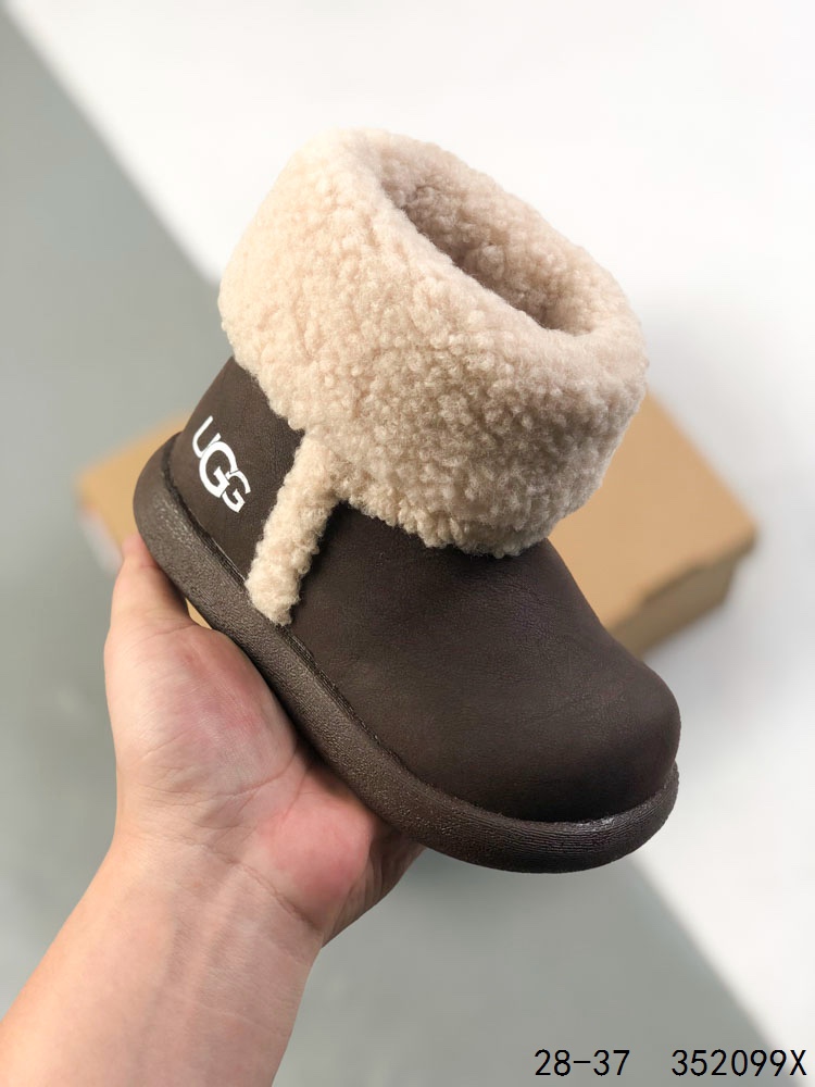 💰110
萌娃童鞋!UGG 品牌的起源可以追溯到澳大利亚,一战时期,澳大利亚飞行员用两块羊皮包裹成鞋子穿在脚上御寒,这种设计后来逐渐在澳洲流行开来。品牌正式创立于 1978 年,由澳大利亚冲浪员 Brian Smith 带到美国加利福尼亚并推广。以其标志性的羊毛靴而闻名于世,已成为冬季时尚与舒适的代名词。它们不仅继承了 UGG 品牌的经典元素,更在细节上进行了创新。
尺码:如图
ID:352099X