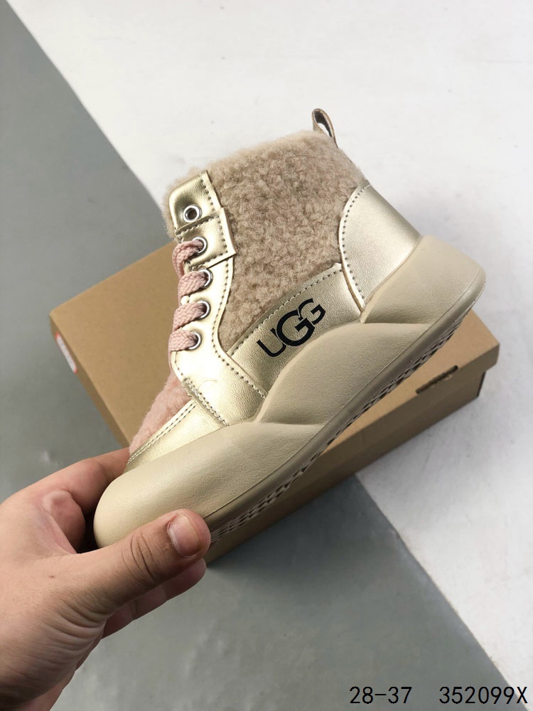 💰110
萌娃童鞋!UGG 品牌的起源可以追溯到澳大利亚,一战时期,澳大利亚飞行员用两块羊皮包裹成鞋子穿在脚上御寒,这种设计后来逐渐在澳洲流行开来。品牌正式创立于 1978 年,由澳大利亚冲浪员 Brian Smith 带到美国加利福尼亚并推广。以其标志性的羊毛靴而闻名于世,已成为冬季时尚与舒适的代名词。它们不仅继承了 UGG 品牌的经典元素,更在细节上进行了创新。
尺码:如图
ID:352099X