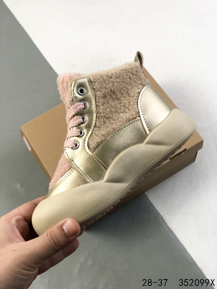 💰110
萌娃童鞋!UGG 品牌的起源可以追溯到澳大利亚,一战时期,澳大利亚飞行员用两块羊皮包裹成鞋子穿在脚上御寒,这种设计后来逐渐在澳洲流行开来。品牌正式创立于 1978 年,由澳大利亚冲浪员 Brian Smith 带到美国加利福尼亚并推广。以其标志性的羊毛靴而闻名于世,已成为冬季时尚与舒适的代名词。它们不仅继承了 UGG 品牌的经典元素,更在细节上进行了创新。
尺码:如图
ID:352099X