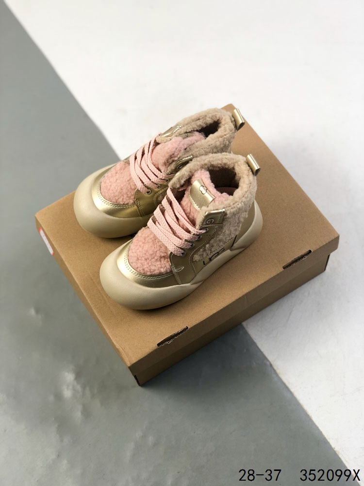 💰110
萌娃童鞋!UGG 品牌的起源可以追溯到澳大利亚,一战时期,澳大利亚飞行员用两块羊皮包裹成鞋子穿在脚上御寒,这种设计后来逐渐在澳洲流行开来。品牌正式创立于 1978 年,由澳大利亚冲浪员 Brian Smith 带到美国加利福尼亚并推广。以其标志性的羊毛靴而闻名于世,已成为冬季时尚与舒适的代名词。它们不仅继承了 UGG 品牌的经典元素,更在细节上进行了创新。
尺码:如图
ID:352099X