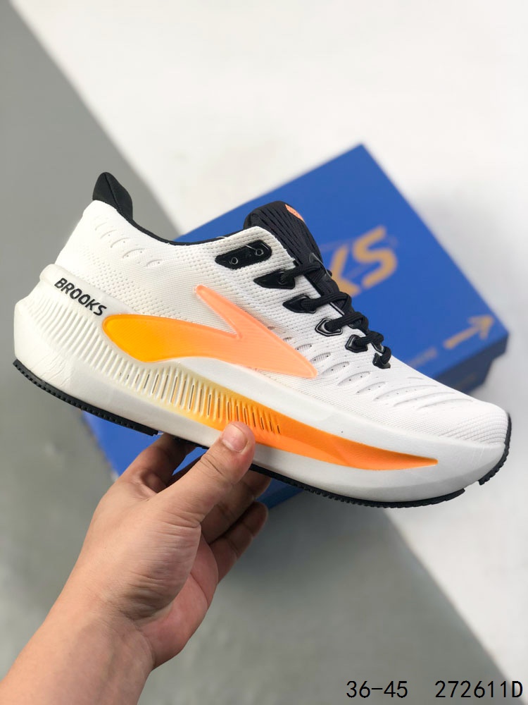 💰150
布鲁克斯 Glycerin Max 2超级甘油:舒适的增高神器!Glycerin Max 2 布鲁克斯二代临界马拉松纯原跑鞋 缓震回弹 透气舒适。布鲁克斯 Glycerin Max 2 是一款主打顶级缓震性能的跑鞋,适合长距离慢跑和日常训练。它采用了品牌最新的中底技术,在缓震、回弹和舒适性方面都有出色表现。这款跑鞋的核心亮点在于其搭载的 DNA TUNE 超能量中底科技,通过双重分子注氮技术,优化了落地冲击力,能提供充沛的弹力反馈,让跑步更省力,同时对膝盖更友好。鞋面采用三重提花工程网眼面料,柔软透气,长时间跑步也不易闷脚。轻软贴合鞋领的设计能有效减少摩擦,防止磨脚。宽底设计结合摇杆过渡技术,减轻了落地冲击压力,并引导正确跑姿,使脚跟落地到脚趾蹬伸的过程更流畅1。大底后跟采用HUR HEEL RUBBER高性能橡胶,前掌则为RoadTack橡胶,提供了良好的抓地力和耐磨性。Glycerin Max 2 非常适合追求极致缓震和舒适性的跑者,尤其适合长距离慢跑(LSD)训练、日常有氧跑以及大体重跑者。其宽楦设计对脚型包容性很好,脚宽的跑者也能舒适穿着。
尺码:36-45含半码
编码:272611D