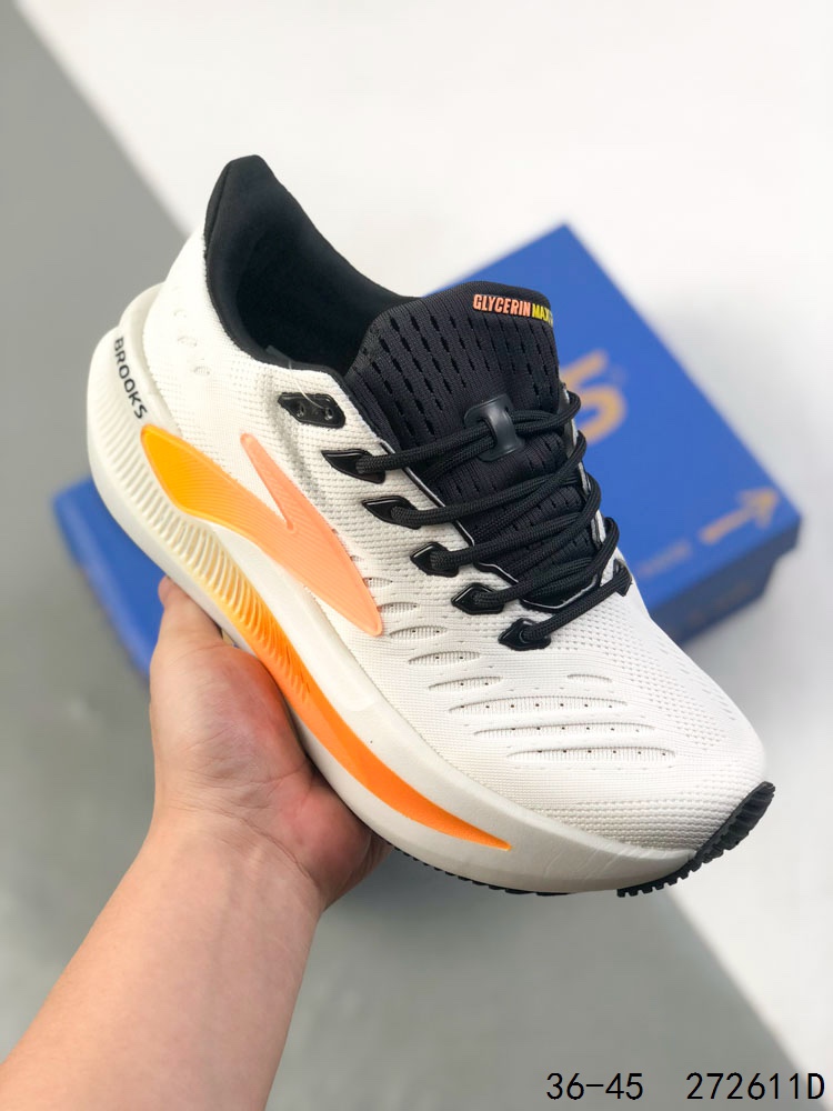 💰150
布鲁克斯 Glycerin Max 2超级甘油:舒适的增高神器！Glycerin Max 2 布鲁克斯二代临界马拉松纯原跑鞋 缓震回弹 透气舒适。布鲁克斯 Glycerin Max 2 是一款主打顶级缓震性能的跑鞋，适合长距离慢跑和日常训练。它采用了品牌最新的中底技术，在缓震、回弹和舒适性方面都有出色表现。这款跑鞋的核心亮点在于其搭载的 ‌DNA TUNE 超能量中底科技‌，通过双重分子注氮技术，优化了落地冲击力，能提供充沛的弹力反馈，让跑步更省力，同时对膝盖更友好‌。鞋面采用三重提花工程网眼面料，柔软透气，长时间跑步也不易闷脚。轻软贴合鞋领的设计能有效减少摩擦，防止磨脚。宽底设计结合摇杆过渡技术，减轻了落地冲击压力，并引导正确跑姿，使脚跟落地到脚趾蹬伸的过程更流畅‌1。大底后跟采用HUR HEEL RUBBER高性能橡胶，前掌则为RoadTack橡胶，提供了良好的抓地力和耐磨性‌。Glycerin Max 2 非常适合追求极致缓震和舒适性的跑者，尤其适合长距离慢跑（LSD）训练、日常有氧跑以及大体重跑者。其宽楦设计对脚型包容性很好，脚宽的跑者也能舒适穿着‌。

尺码：36-45含半码
编码：272611D
