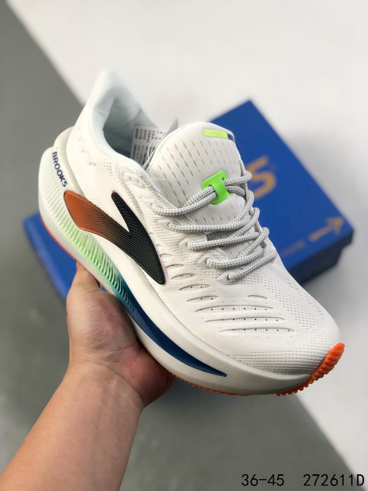 💰150
布鲁克斯 Glycerin Max 2超级甘油:舒适的增高神器！Glycerin Max 2 布鲁克斯二代临界马拉松纯原跑鞋 缓震回弹 透气舒适。布鲁克斯 Glycerin Max 2 是一款主打顶级缓震性能的跑鞋，适合长距离慢跑和日常训练。它采用了品牌最新的中底技术，在缓震、回弹和舒适性方面都有出色表现。这款跑鞋的核心亮点在于其搭载的 ‌DNA TUNE 超能量中底科技‌，通过双重分子注氮技术，优化了落地冲击力，能提供充沛的弹力反馈，让跑步更省力，同时对膝盖更友好‌。鞋面采用三重提花工程网眼面料，柔软透气，长时间跑步也不易闷脚。轻软贴合鞋领的设计能有效减少摩擦，防止磨脚。宽底设计结合摇杆过渡技术，减轻了落地冲击压力，并引导正确跑姿，使脚跟落地到脚趾蹬伸的过程更流畅‌1。大底后跟采用HUR HEEL RUBBER高性能橡胶，前掌则为RoadTack橡胶，提供了良好的抓地力和耐磨性‌。Glycerin Max 2 非常适合追求极致缓震和舒适性的跑者，尤其适合长距离慢跑（LSD）训练、日常有氧跑以及大体重跑者。其宽楦设计对脚型包容性很好，脚宽的跑者也能舒适穿着‌。

尺码：36-45含半码
编码：272611D