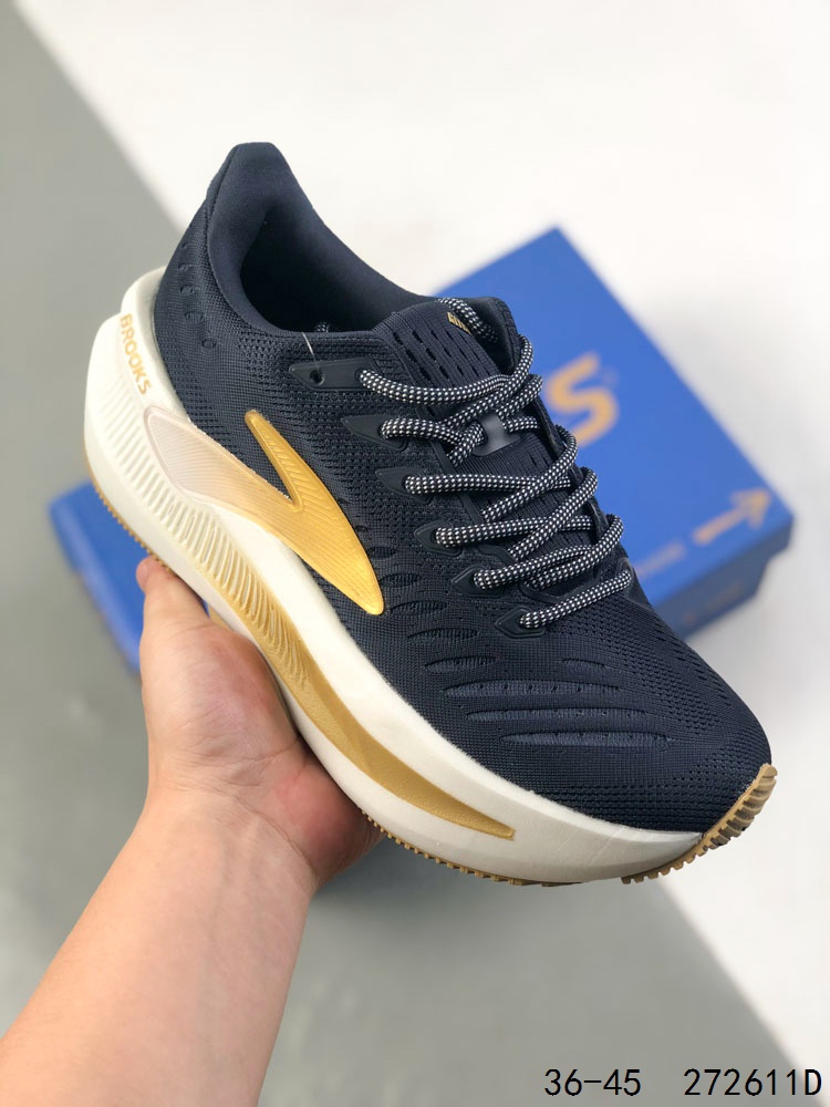 💰150
布鲁克斯 Glycerin Max 2超级甘油:舒适的增高神器！Glycerin Max 2 布鲁克斯二代临界马拉松纯原跑鞋 缓震回弹 透气舒适。布鲁克斯 Glycerin Max 2 是一款主打顶级缓震性能的跑鞋，适合长距离慢跑和日常训练。它采用了品牌最新的中底技术，在缓震、回弹和舒适性方面都有出色表现。这款跑鞋的核心亮点在于其搭载的 ‌DNA TUNE 超能量中底科技‌，通过双重分子注氮技术，优化了落地冲击力，能提供充沛的弹力反馈，让跑步更省力，同时对膝盖更友好‌。鞋面采用三重提花工程网眼面料，柔软透气，长时间跑步也不易闷脚。轻软贴合鞋领的设计能有效减少摩擦，防止磨脚。宽底设计结合摇杆过渡技术，减轻了落地冲击压力，并引导正确跑姿，使脚跟落地到脚趾蹬伸的过程更流畅‌1。大底后跟采用HUR HEEL RUBBER高性能橡胶，前掌则为RoadTack橡胶，提供了良好的抓地力和耐磨性‌。Glycerin Max 2 非常适合追求极致缓震和舒适性的跑者，尤其适合长距离慢跑（LSD）训练、日常有氧跑以及大体重跑者。其宽楦设计对脚型包容性很好，脚宽的跑者也能舒适穿着‌。

尺码：36-45含半码
编码：272611D