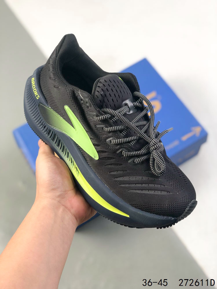 💰150
布鲁克斯 Glycerin Max 2超级甘油:舒适的增高神器！Glycerin Max 2 布鲁克斯二代临界马拉松纯原跑鞋 缓震回弹 透气舒适。布鲁克斯 Glycerin Max 2 是一款主打顶级缓震性能的跑鞋，适合长距离慢跑和日常训练。它采用了品牌最新的中底技术，在缓震、回弹和舒适性方面都有出色表现。这款跑鞋的核心亮点在于其搭载的 ‌DNA TUNE 超能量中底科技‌，通过双重分子注氮技术，优化了落地冲击力，能提供充沛的弹力反馈，让跑步更省力，同时对膝盖更友好‌。鞋面采用三重提花工程网眼面料，柔软透气，长时间跑步也不易闷脚。轻软贴合鞋领的设计能有效减少摩擦，防止磨脚。宽底设计结合摇杆过渡技术，减轻了落地冲击压力，并引导正确跑姿，使脚跟落地到脚趾蹬伸的过程更流畅‌1。大底后跟采用HUR HEEL RUBBER高性能橡胶，前掌则为RoadTack橡胶，提供了良好的抓地力和耐磨性‌。Glycerin Max 2 非常适合追求极致缓震和舒适性的跑者，尤其适合长距离慢跑（LSD）训练、日常有氧跑以及大体重跑者。其宽楦设计对脚型包容性很好，脚宽的跑者也能舒适穿着‌。

尺码：36-45含半码
编码：272611D