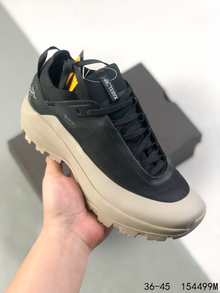 💰240
#新品上市实拍
男鞋采用一体成型热熔鞋面材质,外置vibram黄金耐磨锯齿外底❗️加拿大户外服饰品牌/始祖鸟·Arc"teryx Konseal LT 未来之壳系列低帮轻量化透气越野徒步户外运动跑鞋
尺码:如图
ID:154499M