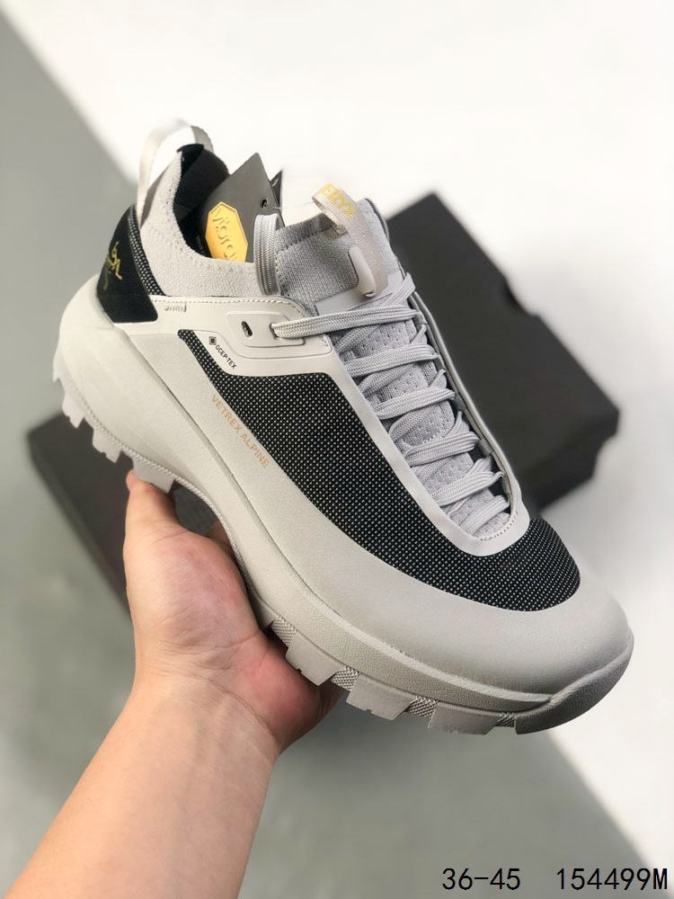 💰240
#新品上市实拍
男鞋采用一体成型热熔鞋面材质,外置vibram黄金耐磨锯齿外底❗️加拿大户外服饰品牌/始祖鸟·Arc"teryx Konseal LT 未来之壳系列低帮轻量化透气越野徒步户外运动跑鞋
尺码:如图
ID:154499M