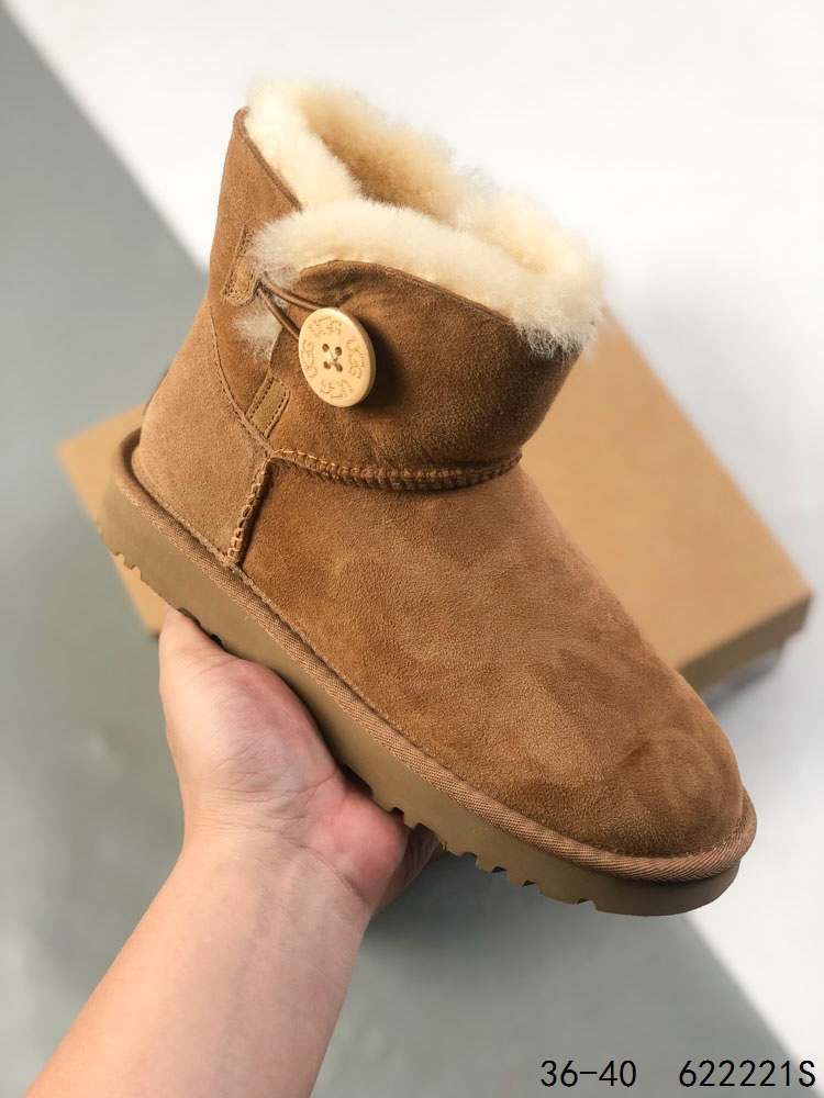 🈴️💰130
UGG 品牌的起源可以追溯到澳大利亚,一战时期,澳大利亚飞行员用两块羊皮包裹成鞋子穿在脚上御寒,这种设计后来逐渐在澳洲流行开来。品牌正式创立于 1978 年,由澳大利亚冲浪员 Brian Smith 带到美国加利福尼亚并推广。以其标志性的羊毛靴而闻名于世,已成为冬季时尚与舒适的代名词。它们不仅继承了 UGG 品牌的经典元素,更在细节上进行了创新。
ID:622221S