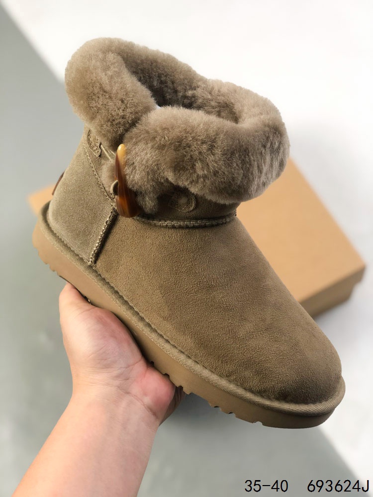 💰200
UGG 品牌的起源可以追溯到澳大利亚,一战时期,澳大利亚飞行员用两块羊皮包裹成鞋子穿在脚上御寒,这种设计后来逐渐在澳洲流行开来。品牌正式创立于 1978 年,由澳大利亚冲浪员 Brian Smith 带到美国加利福尼亚并推广。以其标志性的羊毛靴而闻名于世,已成为冬季时尚与舒适的代名词。它们不仅继承了 UGG 品牌的经典元素,更在细节上进行了创新。
ID:693624J