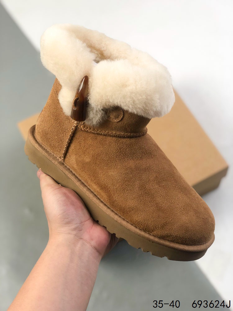 💰200
UGG 品牌的起源可以追溯到澳大利亚,一战时期,澳大利亚飞行员用两块羊皮包裹成鞋子穿在脚上御寒,这种设计后来逐渐在澳洲流行开来。品牌正式创立于 1978 年,由澳大利亚冲浪员 Brian Smith 带到美国加利福尼亚并推广。以其标志性的羊毛靴而闻名于世,已成为冬季时尚与舒适的代名词。它们不仅继承了 UGG 品牌的经典元素,更在细节上进行了创新。
ID:693624J