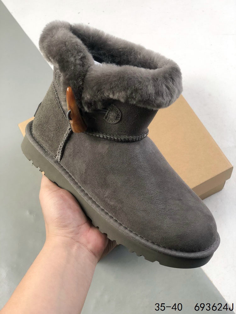 🈴️ 💰200
UGG 品牌的起源可以追溯到澳大利亚,一战时期,澳大利亚飞行员用两块羊皮包裹成鞋子穿在脚上御寒,这种设计后来逐渐在澳洲流行开来。品牌正式创立于 1978 年,由澳大利亚冲浪员 Brian Smith 带到美国加利福尼亚并推广。以其标志性的羊毛靴而闻名于世,已成为冬季时尚与舒适的代名词。它们不仅继承了 UGG 品牌的经典元素,更在细节上进行了创新。
ID:693624J