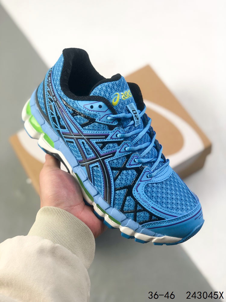 开年不久,持续打造「爆款」的 ASICS亚瑟士再度深挖自己的历史档案库,宣布旗下经典之作 GEL-KAYANO 20 首次重磅回归. 作为 2010 年代初至中期鞋面无缝化设计热潮下的典型代表,此次回归的 GEL-KAYANO 20 在保留原档案鞋型取自建筑美学的设计语言的同时,又延续了其优异的缓震性能. 极具视觉张力的色彩组合碰撞搭配金属质感细节,辅以整体的流线型造型,勾勒出独特的机能美学 ID:243045X