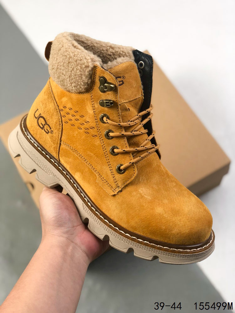 💰290
UGG 品牌的起源可以追溯到澳大利亚,一战时期,澳大利亚飞行员用两块羊皮包裹成鞋子穿在脚上御寒,这种设计后来逐渐在澳洲流行开来。品牌正式创立于 1978 年,由澳大利亚冲浪员 Brian Smith 带到美国加利福尼亚并推广。以其标志性的羊毛靴而闻名于世,已成为冬季时尚与舒适的代名词。今天,为大家带来四双新款,它们不仅继承了 UGG 品牌的经典元素,更在细节上进行了创新。
ID:155499M