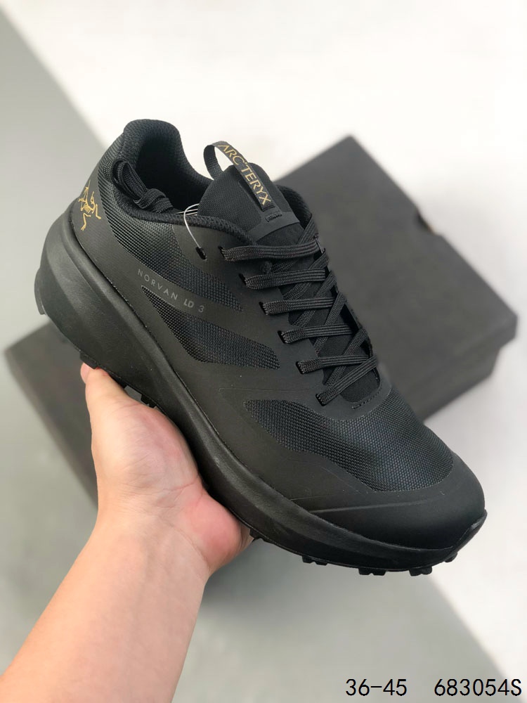 💰170
始祖鸟KONSEAL FL W 覆盖防水男子越野跑鞋 官方同步上架适合技术路线单日徒步穿着 aeriosflgtx鞋受到长途野外跑步鞋的启发 适合在变化的地形上进行快速轻快的徒步旅行穿着,舒适而有支撑性,使您充满信心。该设计与脚部融为一体,可最大限度地减少摩擦,gore-tex保护膜可防水,采用gore隐形适体(invisiblefit)技术,更轻薄舒适。敏捷、稳定和技术路线上的自信源于vibram® megagrip外底、压缩eva内底以及一体的tpu。重量约:275g技术特点防水透气轻量耐磨鞋子鞋外底结构vibram®megagripM橡胶化合材料耐用柔软鞋子结构tpu鞋头可防磨损压缩eva泡沫内底以及一体的tpu铁芯提高了灵活性和稳定性,使您充满信心鞋子衬垫结构4mm厚ortholiteM3d模制插片材料gore-tex薄膜tpu高耐磨保护膜cordura®网眼布ZL
尺码:如图
ID:683054S