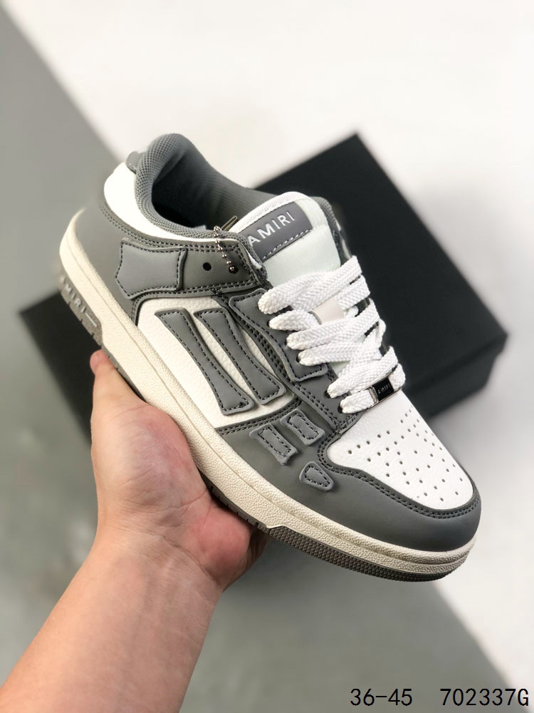 💰135
埃米尔amiri低帮骨头鞋王一博dunk休闲透气男女新款板鞋春夏情侣同款运动鞋。在近两年最火的Skel-top-low-sneakers，也就是被称为的“骨头鞋”，成为了Amiri的又一大标志。在高帮大火后，迅速推出了低帮。不仅做工与面料非常优秀，也有很多种颜色供大家选择。这双鞋真的太帅了。虽然和a1-dunk很像。但是感觉真的不一样。AMIRI对产品的材质十分讲究力求用最好材质和工艺来制作产品。鞋面是头层牛皮➕透气孔组合而成，鞋帮侧面骨头采用两张牛皮面贴合处理 。
尺码：如图
ID：702337G