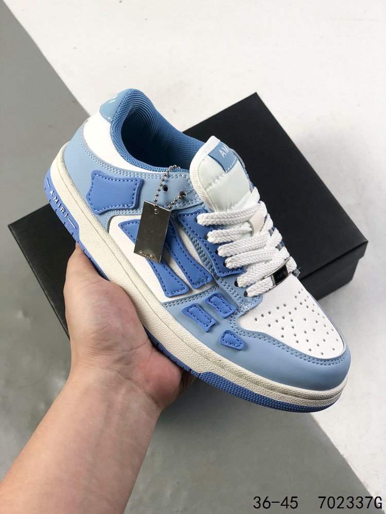 💰135
埃米尔amiri低帮骨头鞋王一博dunk休闲透气男女新款板鞋春夏情侣同款运动鞋。在近两年最火的Skel-top-low-sneakers，也就是被称为的“骨头鞋”，成为了Amiri的又一大标志。在高帮大火后，迅速推出了低帮。不仅做工与面料非常优秀，也有很多种颜色供大家选择。这双鞋真的太帅了。虽然和a1-dunk很像。但是感觉真的不一样。AMIRI对产品的材质十分讲究力求用最好材质和工艺来制作产品。鞋面是头层牛皮➕透气孔组合而成，鞋帮侧面骨头采用两张牛皮面贴合处理 。
尺码：如图
ID：702337G