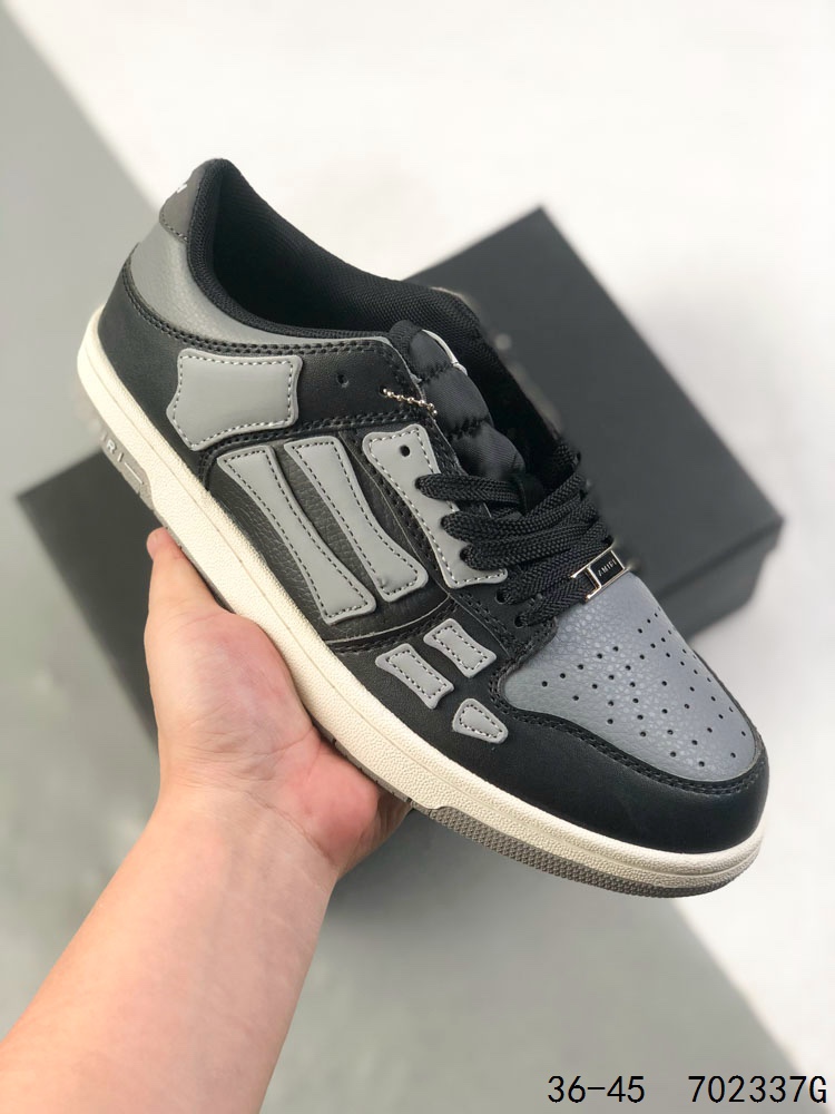 💰135
埃米尔amiri低帮骨头鞋王一博dunk休闲透气男女新款板鞋春夏情侣同款运动鞋。在近两年最火的Skel-top-low-sneakers，也就是被称为的“骨头鞋”，成为了Amiri的又一大标志。在高帮大火后，迅速推出了低帮。不仅做工与面料非常优秀，也有很多种颜色供大家选择。这双鞋真的太帅了。虽然和a1-dunk很像。但是感觉真的不一样。AMIRI对产品的材质十分讲究力求用最好材质和工艺来制作产品。鞋面是头层牛皮➕透气孔组合而成，鞋帮侧面骨头采用两张牛皮面贴合处理 。
尺码：如图
ID：702337G