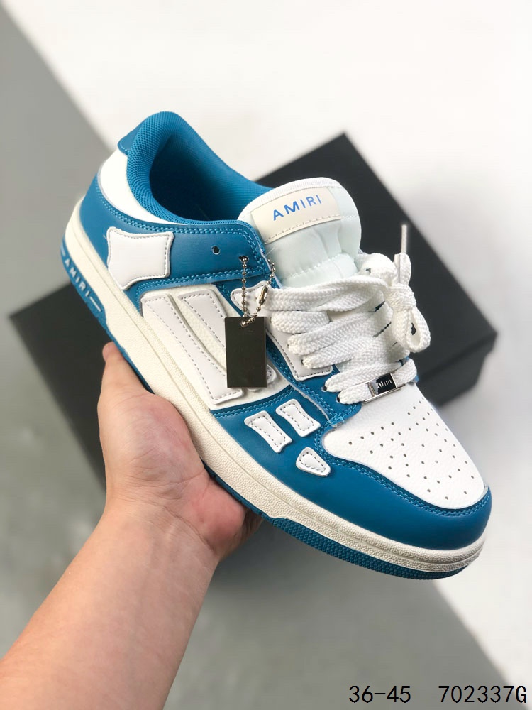 💰135
埃米尔amiri低帮骨头鞋王一博dunk休闲透气男女新款板鞋春夏情侣同款运动鞋。在近两年最火的Skel-top-low-sneakers，也就是被称为的“骨头鞋”，成为了Amiri的又一大标志。在高帮大火后，迅速推出了低帮。不仅做工与面料非常优秀，也有很多种颜色供大家选择。这双鞋真的太帅了。虽然和a1-dunk很像。但是感觉真的不一样。AMIRI对产品的材质十分讲究力求用最好材质和工艺来制作产品。鞋面是头层牛皮➕透气孔组合而成，鞋帮侧面骨头采用两张牛皮面贴合处理 。
尺码：如图
ID：702337G