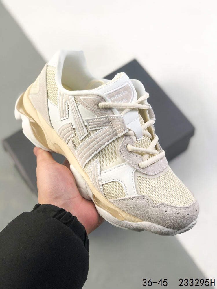 🈴️💰180
公司级✅Onitsuka Tiger鬼塚虎 ULTI RS TIGRUN 时尚百搭 耐磨 低帮运动休闲鞋
全新ICON LOGO 采用特色网布和皮革的异材质拼接 轻量且富有弹性的材质 赋予双脚弹跳般的穿着感 前掌与后跟两处可视化GEL胶 提升缓震性能 外置TRUSSTIC中桥 增强稳定性 流线型鞋底融入了品牌象征的老虎图案 带来强烈的视觉冲击 兼顾弯曲性与缓震
从1980至2000年代的跑鞋中汲取灵感 将弹性脚感与时尚设计巧妙融合 成为都市风格穿搭的理想之选
货号:1183C478-700
尺码:如图
编码:233295H