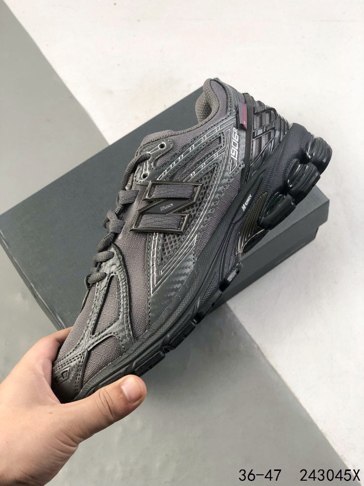 🈴️💰170
公司级带半码！
新百伦New Balance 1906 复古跑鞋 小红书爆款 NB1906这双鞋确实是NB家经典复古款式之一，以全新科技诠释，成功打造1906鞋款，鞋面在保持1906基本线条和片层结构的同时，采用更为简洁、流畅的设计语言
ID：243045X